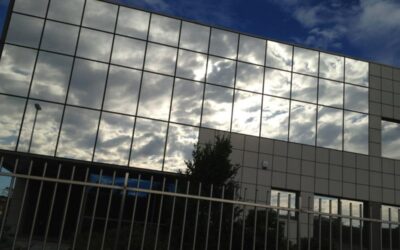 Manutenzione delle pellicole per vetri: perché è fondamentale per garantire prestazioni e risparmio energetico